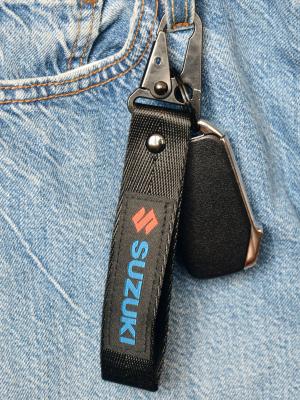 На фото Тканевый брелок с карабином Сузуки/Suzuki черный