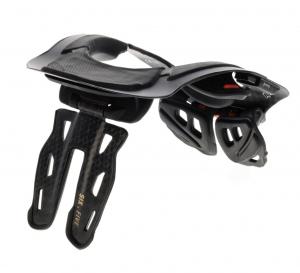 На фото Защита шеи Leatt 6.5 Carbon