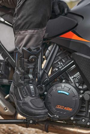 На фото Мотоботинки SHIMA STRATO MEN WP BLACK